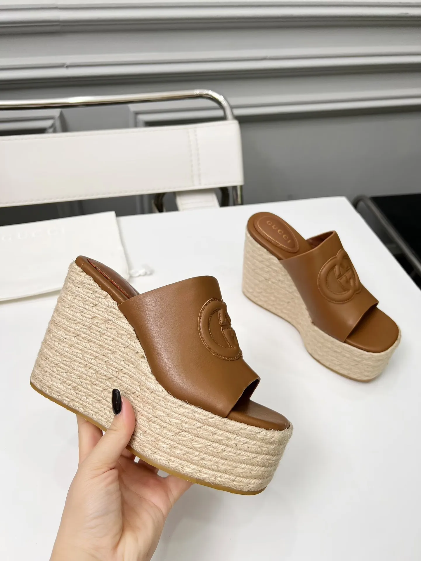 👟👟Ex-factory price 460👟👟 Gucci’s new slippers, fashionable, high-end and full of personality✅ Very stable, comfortable and durable for daily use, convenient and unique for daily matching, a must-have classic for summer, the upper is made of GUCCI brand stitching Fabric: cowhide Lining/feet: sheepskin Platform height: 11cm Color: black, white, brown, burgundy, pink Code number: 35-42 (41 and 42 need to be customized) Packaging: Comes with cloth bag and card.